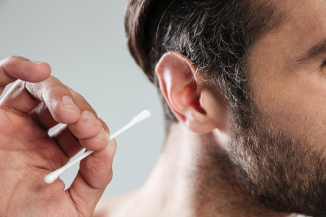 Cómo limpiar tus orejas de forma segura y sin hacerte daño
